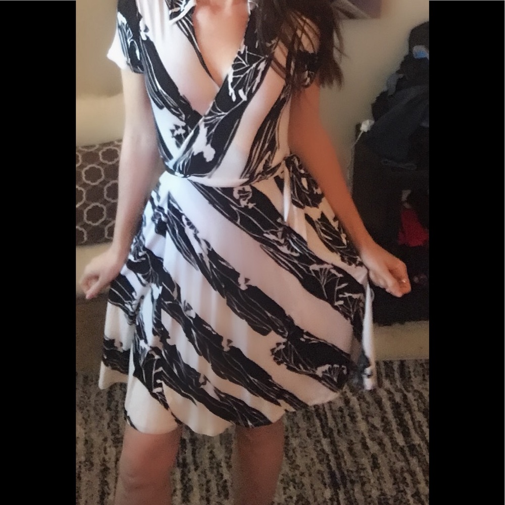 🖤NY & CO black and white wrap dress size Small🖤